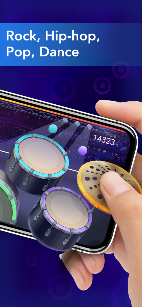 Drums: Learn & Play Drum Games - Eine Person spielt ein virtuelles 3D-Schlagzeug auf einem Smartphone, das Musikgenres und einen Highscore anzeigt