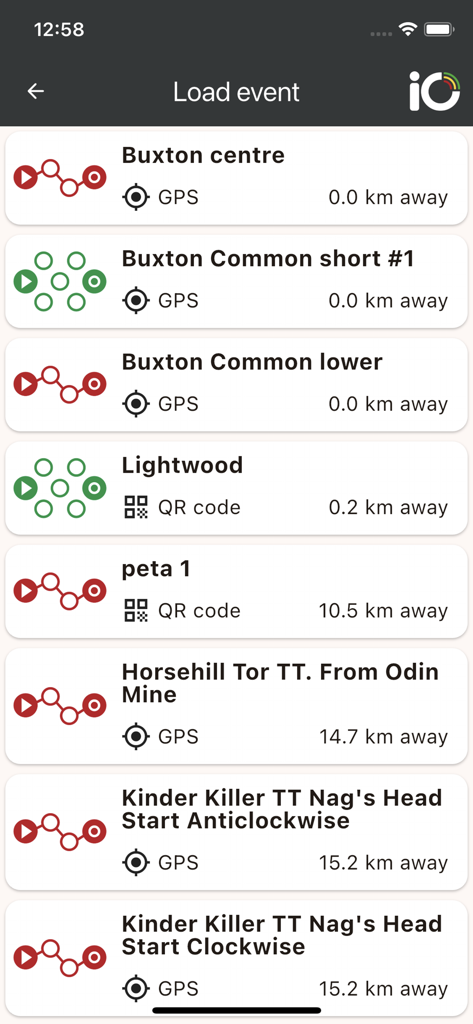 iOrienteering - iOrienteeringアプリの近くのオリエンテーリングイベントのリスト。コース名とチェックイン方法が表示されています。