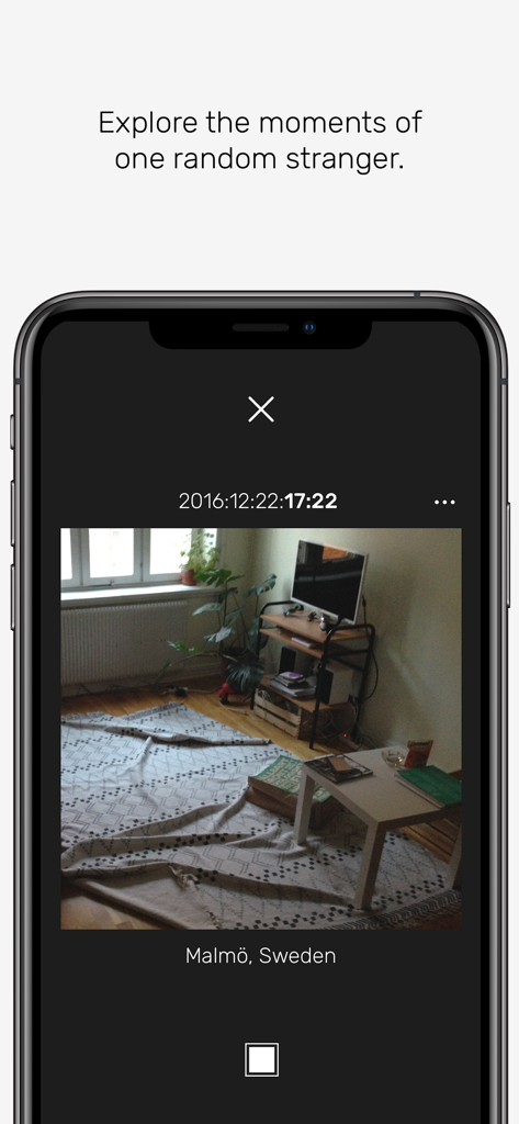 minutiae: Real Life - Bildschirm der Minutiae-App mit einem Schnappschuss eines Zimmers in Malmö, Schweden, das von einer zufälligen fremden Person geteilt wurde.