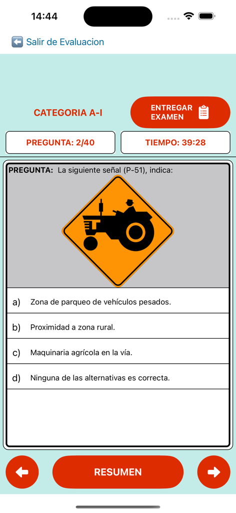 Pregunta de examen teórico para la licencia de conducir con una señal de tráfico de tractor en la aplicación simuladora de examen de Perú.