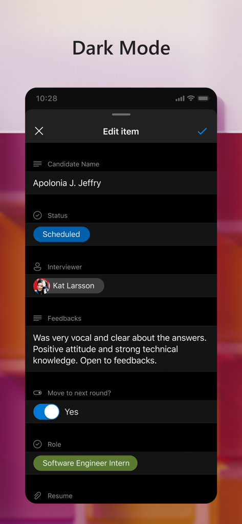 Uma captura de tela do aplicativo móvel Microsoft Lists no modo escuro mostrando uma tela de edição para um perfil de recrutamento de candidato, incluindo status e feedback.
