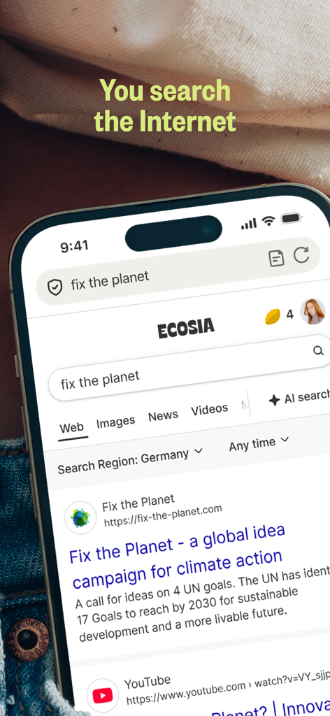 Smartphone mit Ecosia App-Suchergebnissen zur Rettung des Planeten.