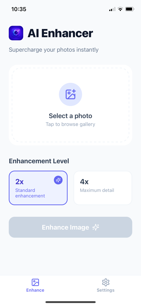 AI Image Enhancer - AI画像エンハンサーアプリのメイン画面。写真を選択し、エンハンスメントレベルを選択するオプションが表示されています。