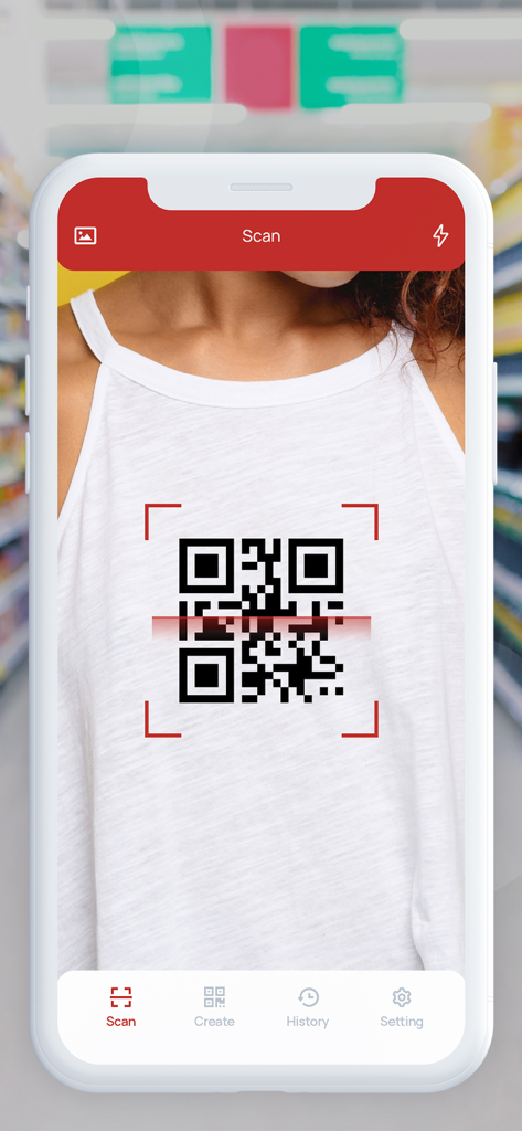 Tela de um smartphone exibindo o aplicativo QR Code Photo Scanner escaneando um QR code na camiseta de uma pessoa