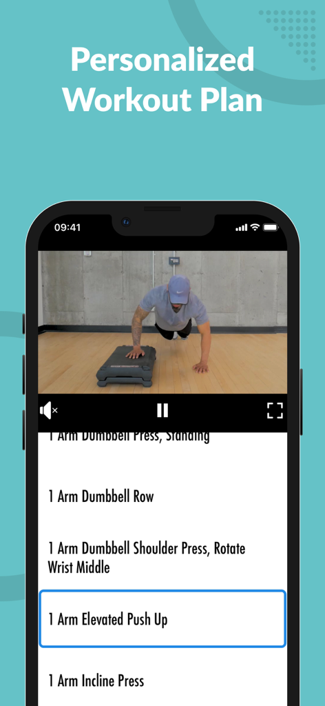 Écran de l'application Fitivity montrant un plan d'entraînement personnalisé avec une vidéo d'instruction d'une pompe surélevée à un bras