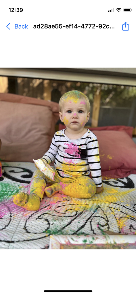 HEIC Converter: Image & Photo - iPhone上のHEICコンバーターアプリインターフェース内で、ペイントまみれの子供の写真を表示するスクリーンショット。