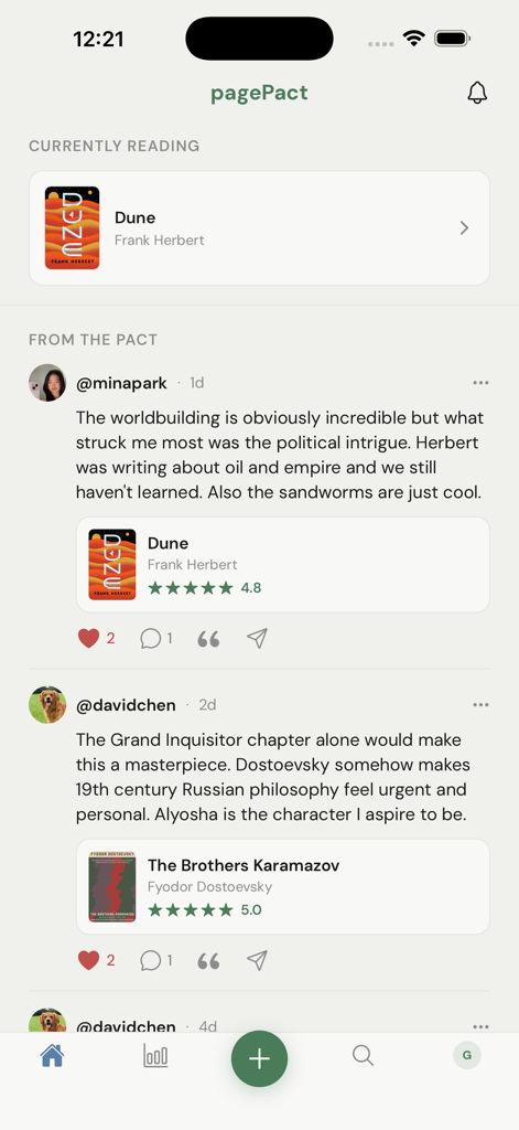 PagePact - Uma captura de tela da tela inicial do aplicativo PagePact apresentando uma seção de leitura atual e um feed comunitário de resenhas e avaliações de livros.