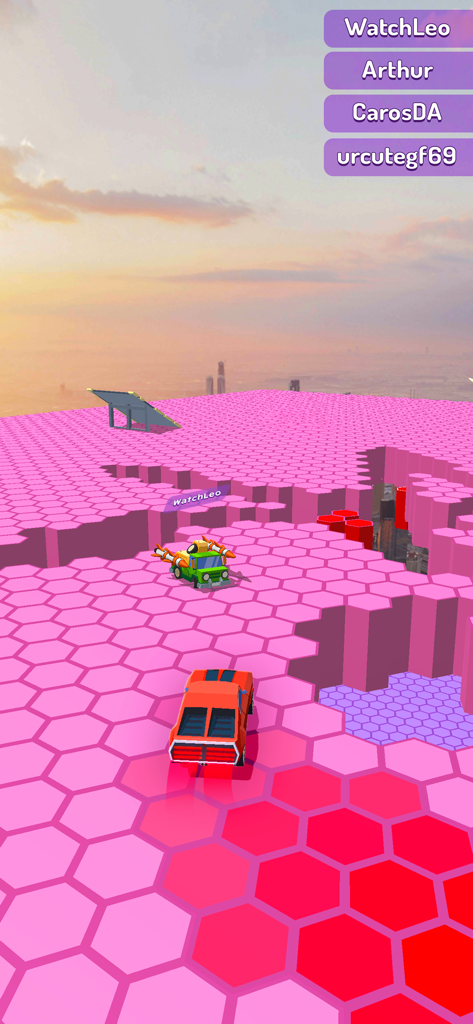 Race Arena - Fall Car Battle - Dos coches compitiendo en una arena hexagonal rosa con baldosas cayendo durante un atardecer