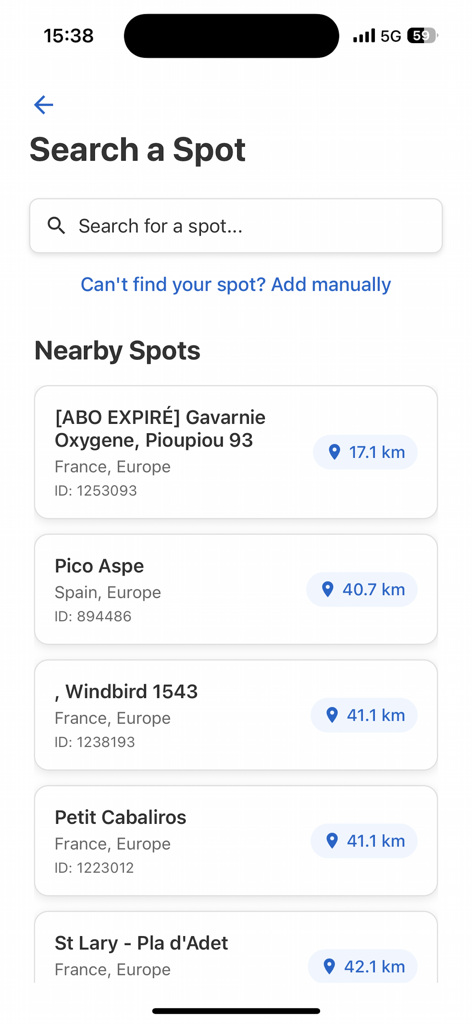 Pantalla de la aplicación móvil para buscar lugares de pronóstico de viento con una lista de lugares cercanos y distancias.