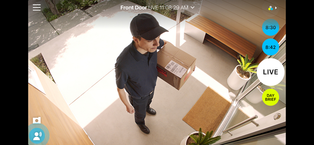 Interfaz de la aplicación Logi Circle que muestra una señal de vídeo en directo de un repartidor en la puerta principal