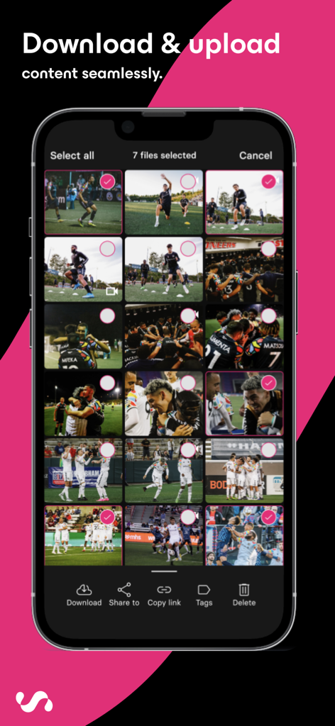 ScorePlay - ScorePlay App-Oberfläche, die ein Raster von Athletenfotos mit Optionen zum Herunterladen und Teilen von Inhalten anzeigt