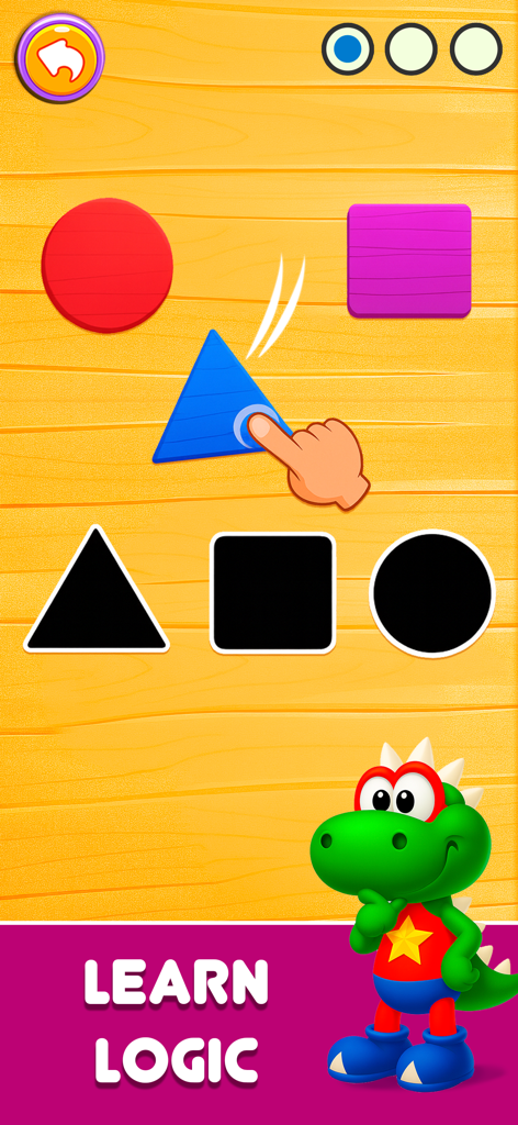 Un niño arrastrando un triángulo azul para que coincida con el contorno de una forma en el juego de lógica educativa Dino Tim.