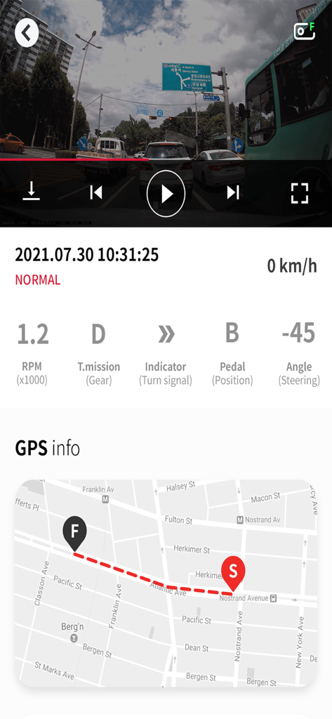 Pantalla de reproducción de video de la aplicación IROAD que muestra imágenes de la dashcam con datos de telemetría del vehículo y seguimiento GPS del mapa.