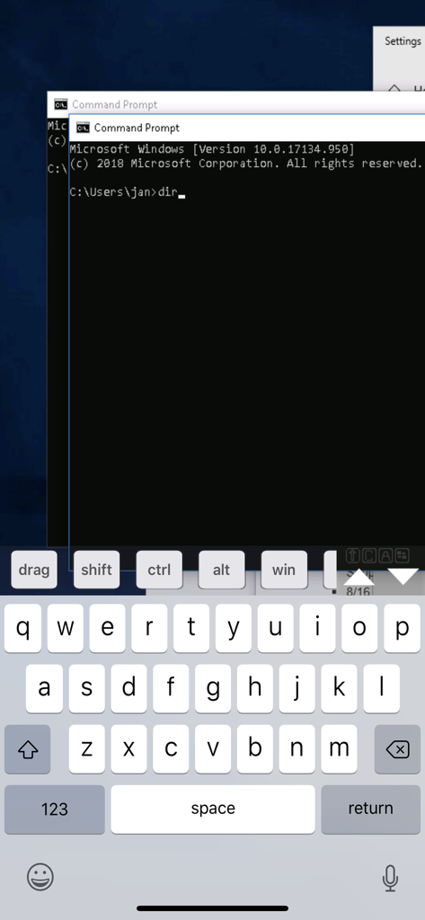 モバイルキーボードとWindowsコマンドプロンプトウィンドウを示すiPhone上のリモートデスクトップセッション
