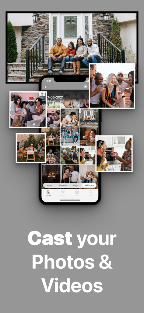 Smartphone espelhando uma galeria de fotos de família em uma tela de televisão grande