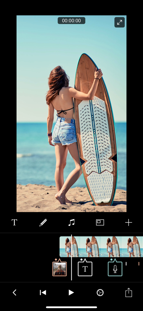 오디오 및 텍스트 레이어가 있는 멀티 트랙 타임라인에서 서퍼의 비디오가 편집되는 모습을 보여주는 Filmmaker Pro 앱 인터페이스