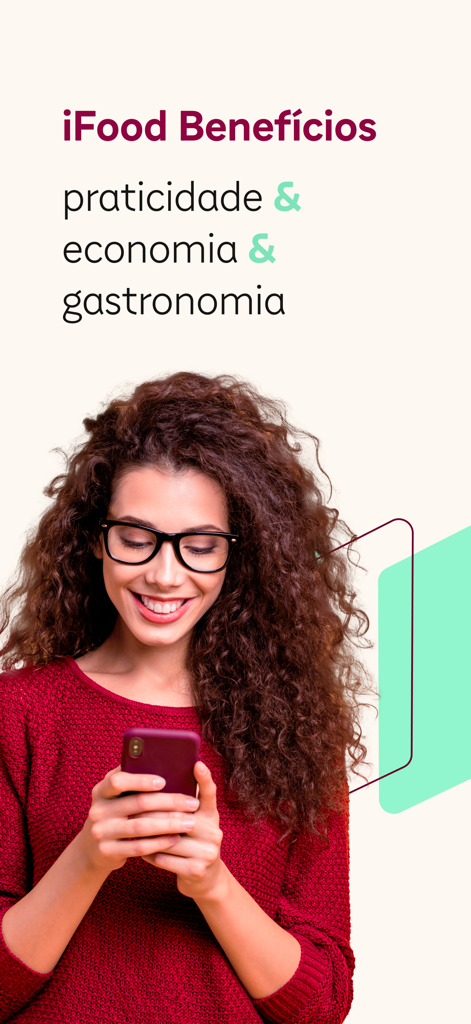 Femme souriante utilisant l'application mobile iFood Beneficios sur son smartphone