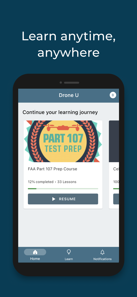 Uma interface móvel para Drone U Flight School mostrando um cartão de curso de preparação para o teste FAA Parte 107 com um botão de currículo.
