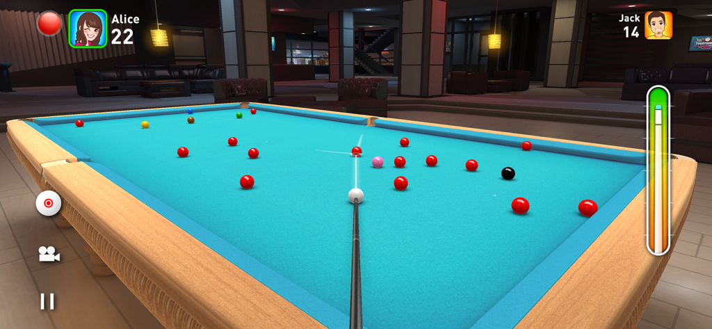 Partido del juego móvil Real Snooker 3D mostrando una mesa turquesa con bolas y un taco de billar apuntando