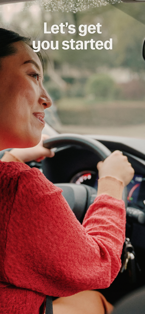 Eine lächelnde Frau fährt ein Auto mit einem Text-Overlay 'Lassen Sie uns loslegen'