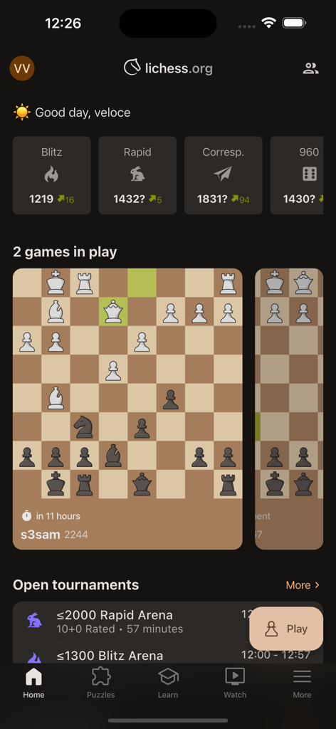 Lichess - La pantalla de inicio de la aplicación móvil Lichess mostrando las calificaciones de los jugadores de ajedrez y las partidas activas.