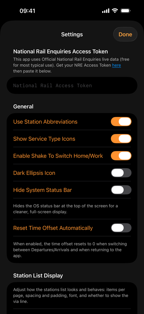 Einstellungsbildschirm der UK Train Info App mit Anpassungsoptionen wie Bahnhofsabkürzungen und Eingabe eines National Rail-Zugangstokens