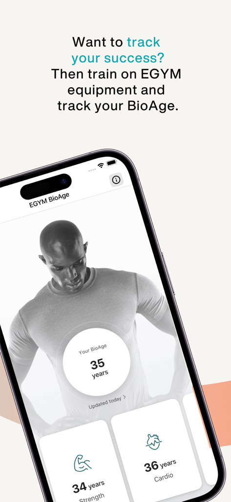 Pantalla de la aplicación EGYM Wellpass mostrando el cálculo de BioAge para el rendimiento de fuerza y cardio