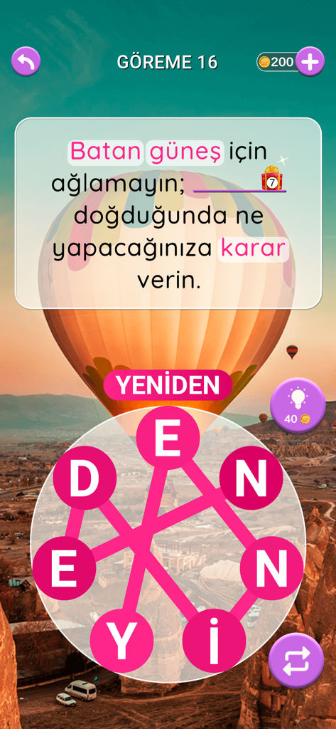 열기구와 함께 아름다운 카파도키아 배경 위에 인용문과 글자 휠이 있는 터키어 단어 퍼즐 게임 화면