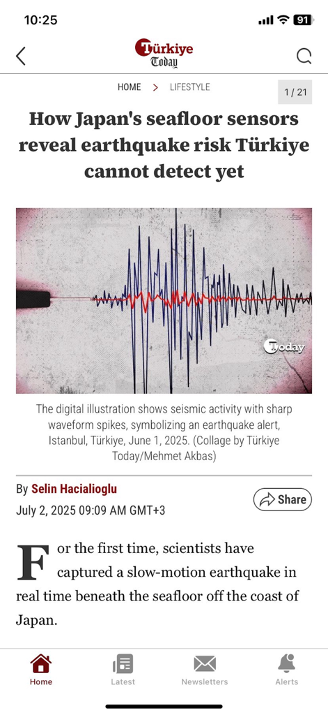 Türkiye Today - Smartphone screenshot of the Türkiye Today news app displaying an article about earthquake risk.