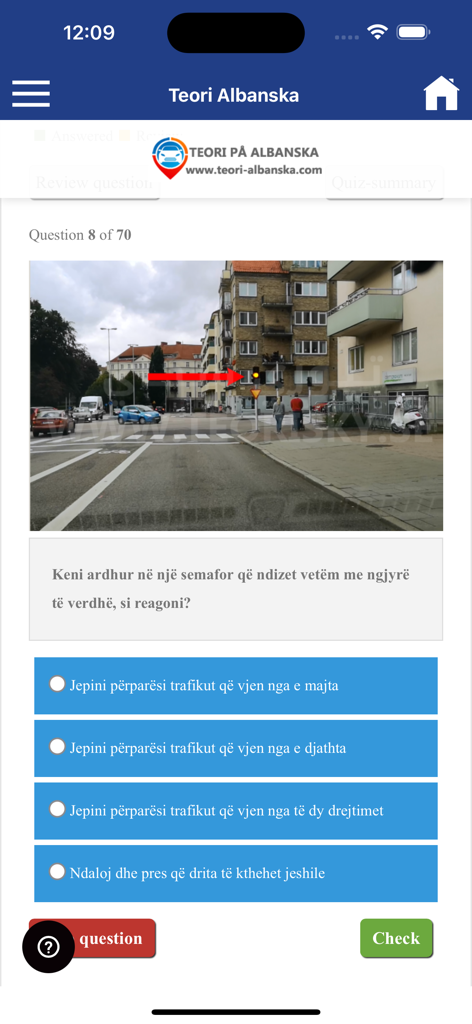Schwedische Führerschein-Theorieprüfungsfrage auf Albanisch, die ein Ampelszenario zeigt