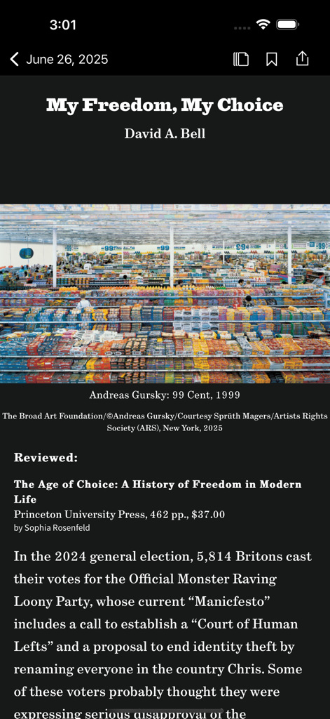 The New York Review of Books - ニューヨーク・レビュー・オブ・ブックスモバイルアプリの記事読書インターフェース。書籍レビューと付随する写真が表示されています。