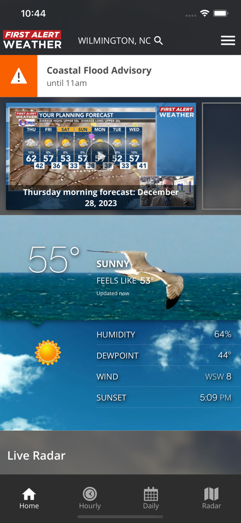 WECT 6 First Alert Weather - WECT 6 First Alert Weatherアプリのインターフェース。現在の気温とノースカロライナ州ウィルミントンの沿岸洪水注意報が表示されています。