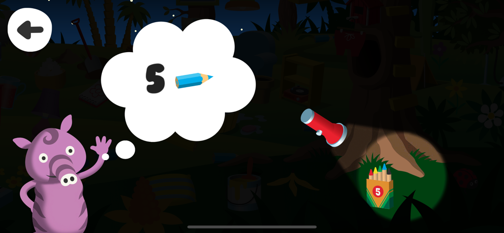 Il personaggio Emmot che usa una torcia per trovare cinque matite colorate nascoste in una foresta buia