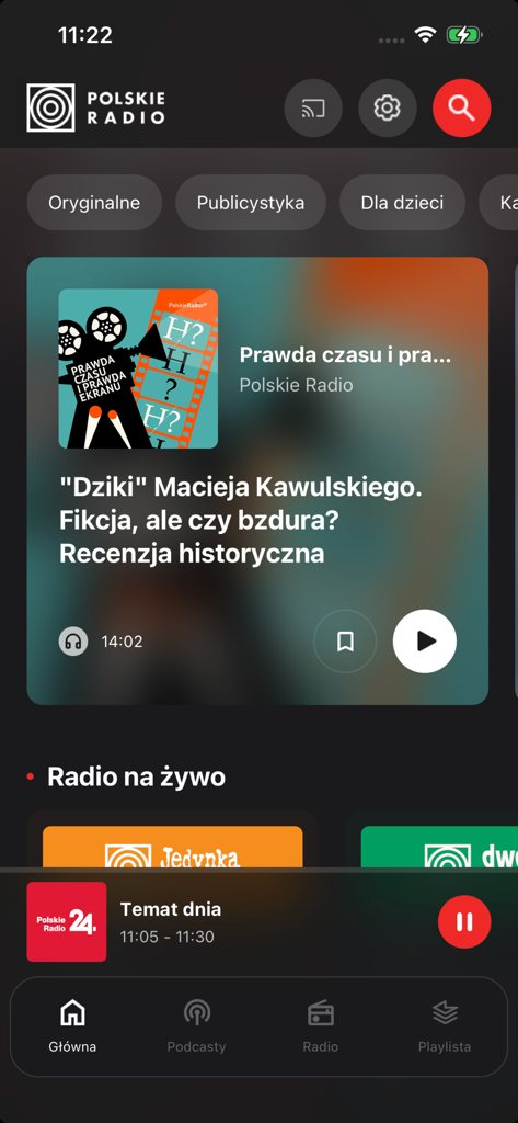 Interfaz de la aplicación móvil Polskie Radio mostrando podcasts destacados y opciones de estaciones de radio en vivo