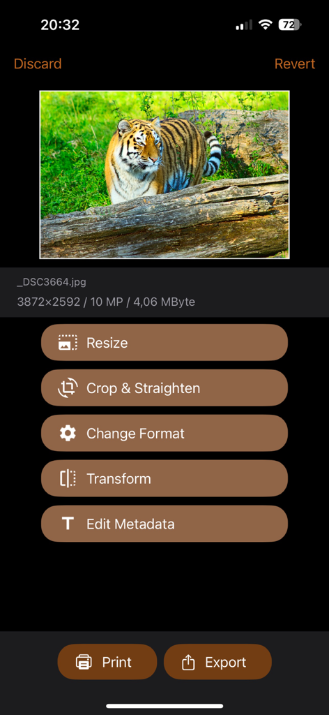 Menu principal de l'application iSize montrant les options pour redimensionner, recadrer, changer de format et modifier les métadonnées d'une photo