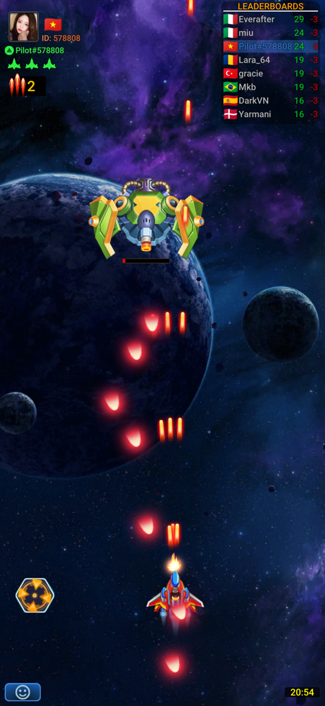 Galaxy Invaders - Space Attack - Gameplay de Galaxy Invaders Space Attack montrant un vaisseau spatial combattant un boss avec un classement mondial en arrière-plan.