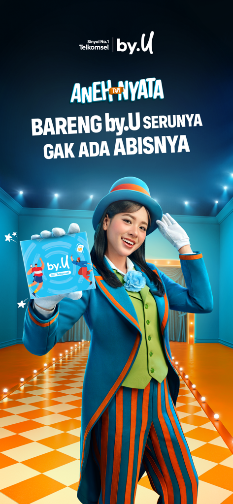 Una mujer con un traje de maestro de ceremonias colorido sosteniendo un paquete de tarjeta SIM by.U en un escenario teatral.