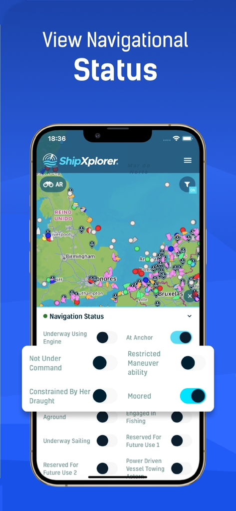 선박의 항해 상태(예: 정박 또는 닻 내림)를 필터링하는 메뉴와 함께 지도를 표시하는 ShipXplorer 앱을 표시하는 스마트폰