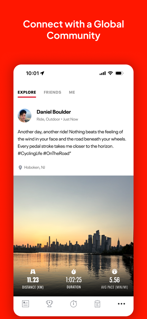 Map My Ride With GPS Tracker - Una captura de pantalla de la aplicación Map My Ride que muestra una publicación en el feed social con estadísticas de distancia, duración y ritmo de ciclismo superpuestas en un horizonte urbano.