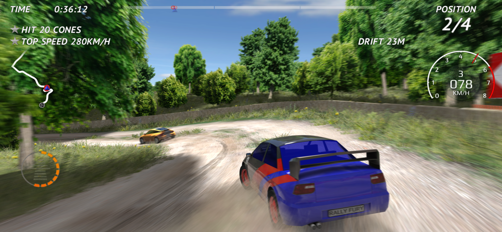 Rally Fury - Extreme Racing - Gameplay di Rally Fury che mostra un'auto da rally blu in derapata su una pista sterrata durante una gara.