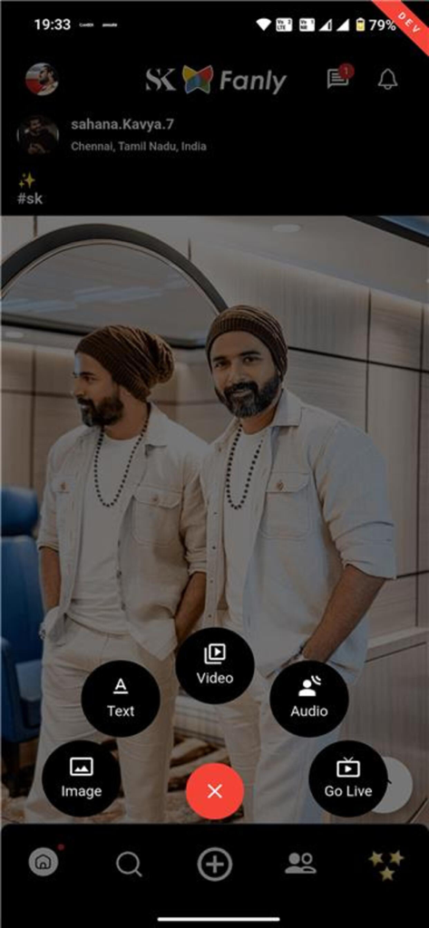 Fanly - Uno screenshot dell'app mobile Fanly che mostra il menu di creazione contenuti con opzioni per video, testo, audio, immagini e live streaming.
