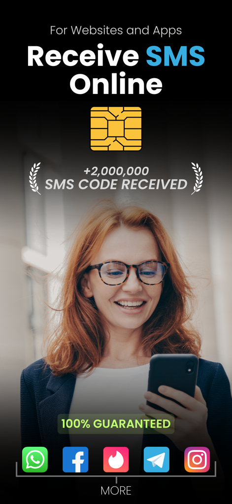 女性がソーシャルメディアやメッセージングアプリのオンラインSMS認証コードを受信するためにスマートフォンを使用している様子。