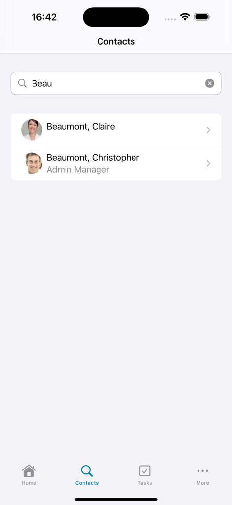 Directorio de empleados y función de búsqueda en la aplicación móvil Cezanne HR.