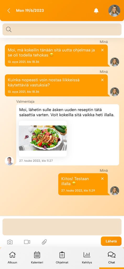 In-app chat interface of Fressi coaching app showing communication between a trainer and a user including a healthy salad recipe