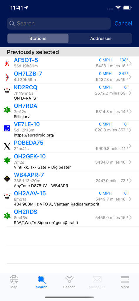 Una lista de distintivos de llamada y estaciones de radioaficionados en la pestaña de búsqueda de la aplicación aprs.fi