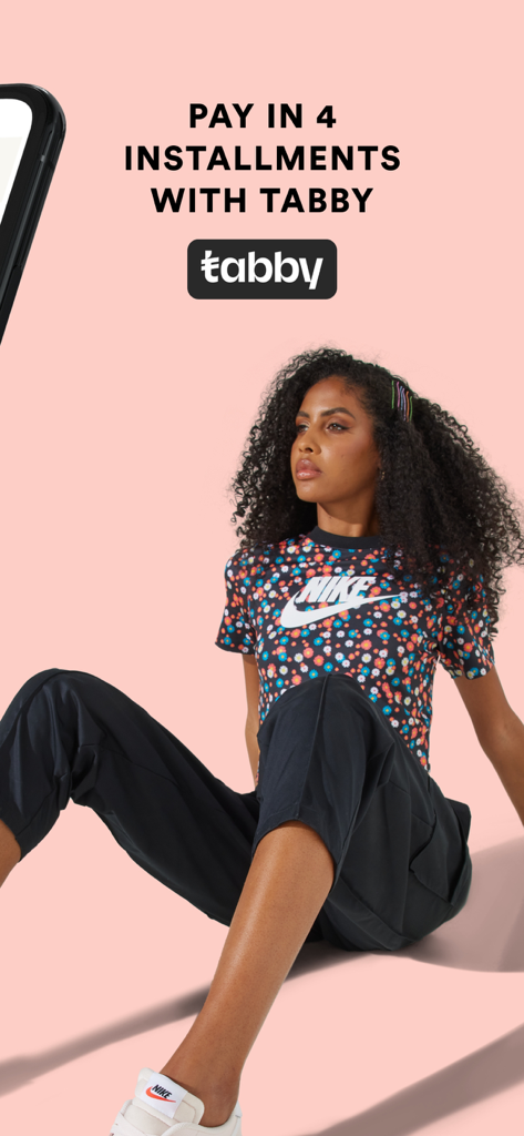 Promoción de la aplicación SIVVI que muestra a un modelo con ropa Nike con una oferta para pagar en cuatro cuotas usando Tabby