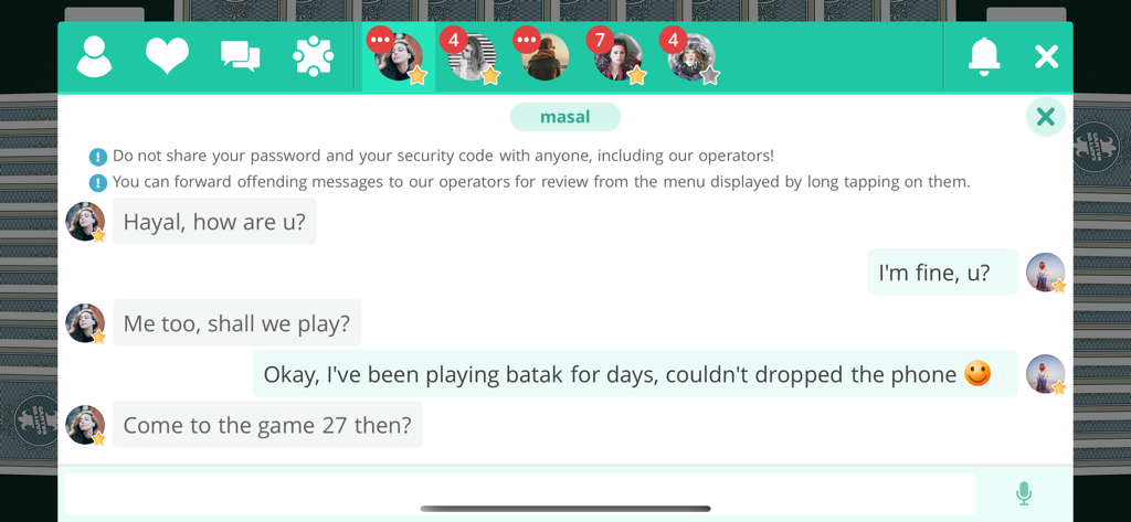 Spades Onlineのゲーム内チャットインターフェース、2人のプレイヤー間の会話、ソーシャルアイコン、ボイスチャットオプションを表示