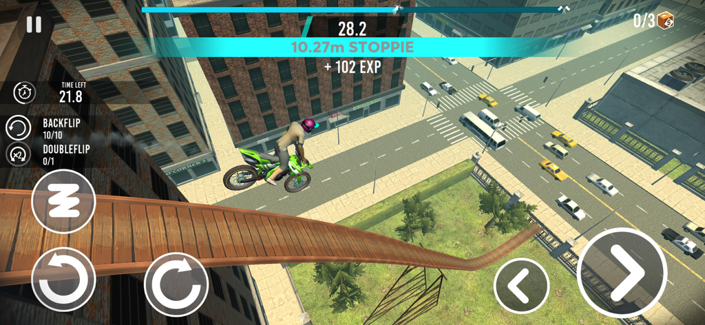 Un piloto de motocross realizando un salto sobre una calle de ciudad en Stunt Bike Extreme