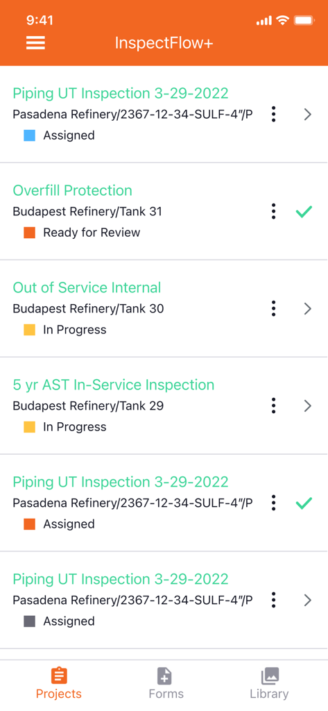 Schermata dell'app mobile che mostra un elenco di progetti di ispezione di raffinerie con stati come assegnato e in corso.