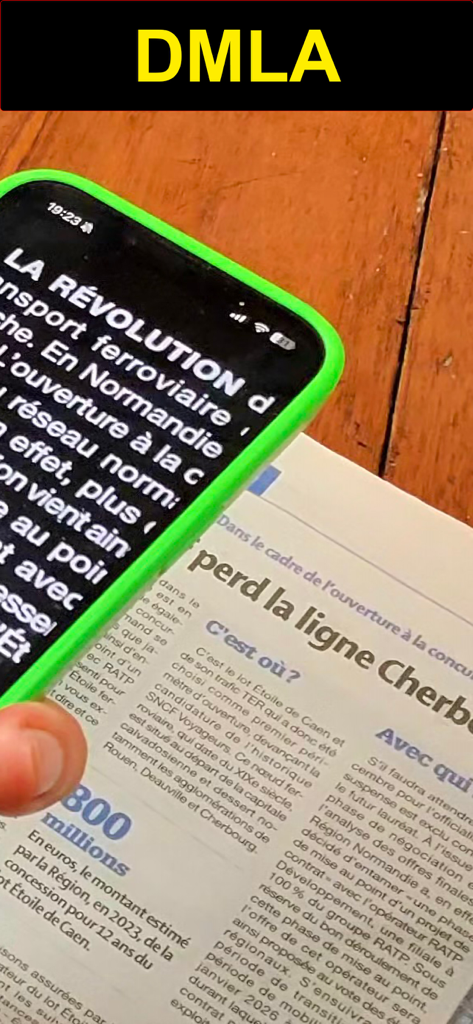 Loupe DMLA - A person using a smartphone as a digital magnifying glass to read newspaper text with high contrast for visual aid